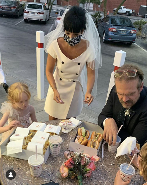 SIRADAN BİR ELBİSE GİYİP DUVAK TAKTI