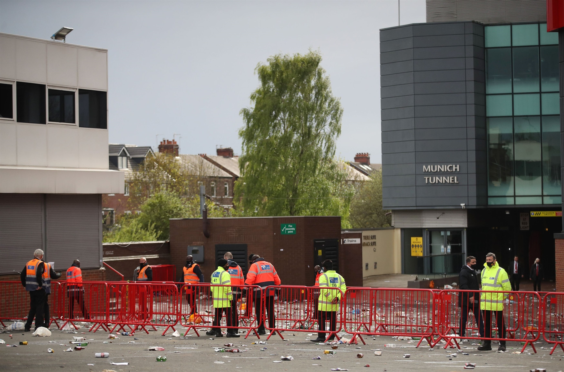 Manchester United taraftarları, Old Trafford Stadına girerek sahayı işgal etti