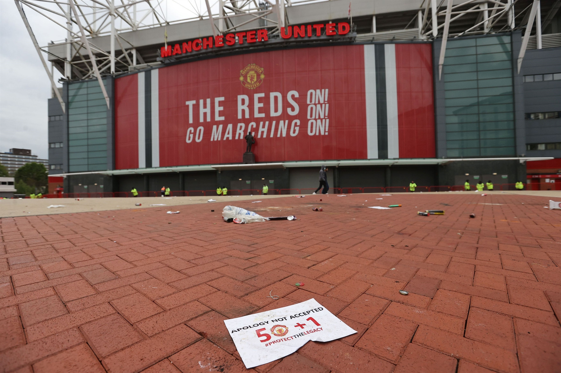 Manchester United taraftarları, Old Trafford Stadına girerek sahayı işgal etti