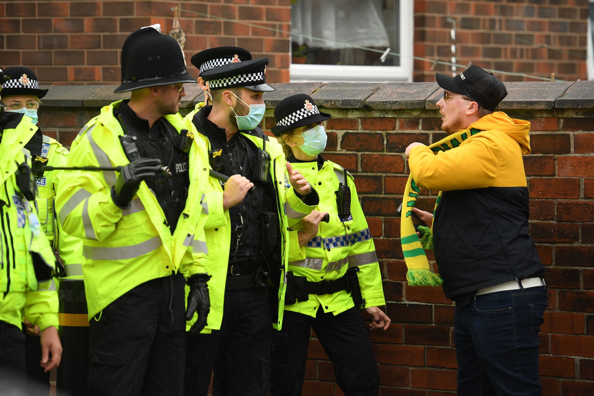 Manchester United taraftarları, Old Trafford Stadına girerek sahayı işgal etti