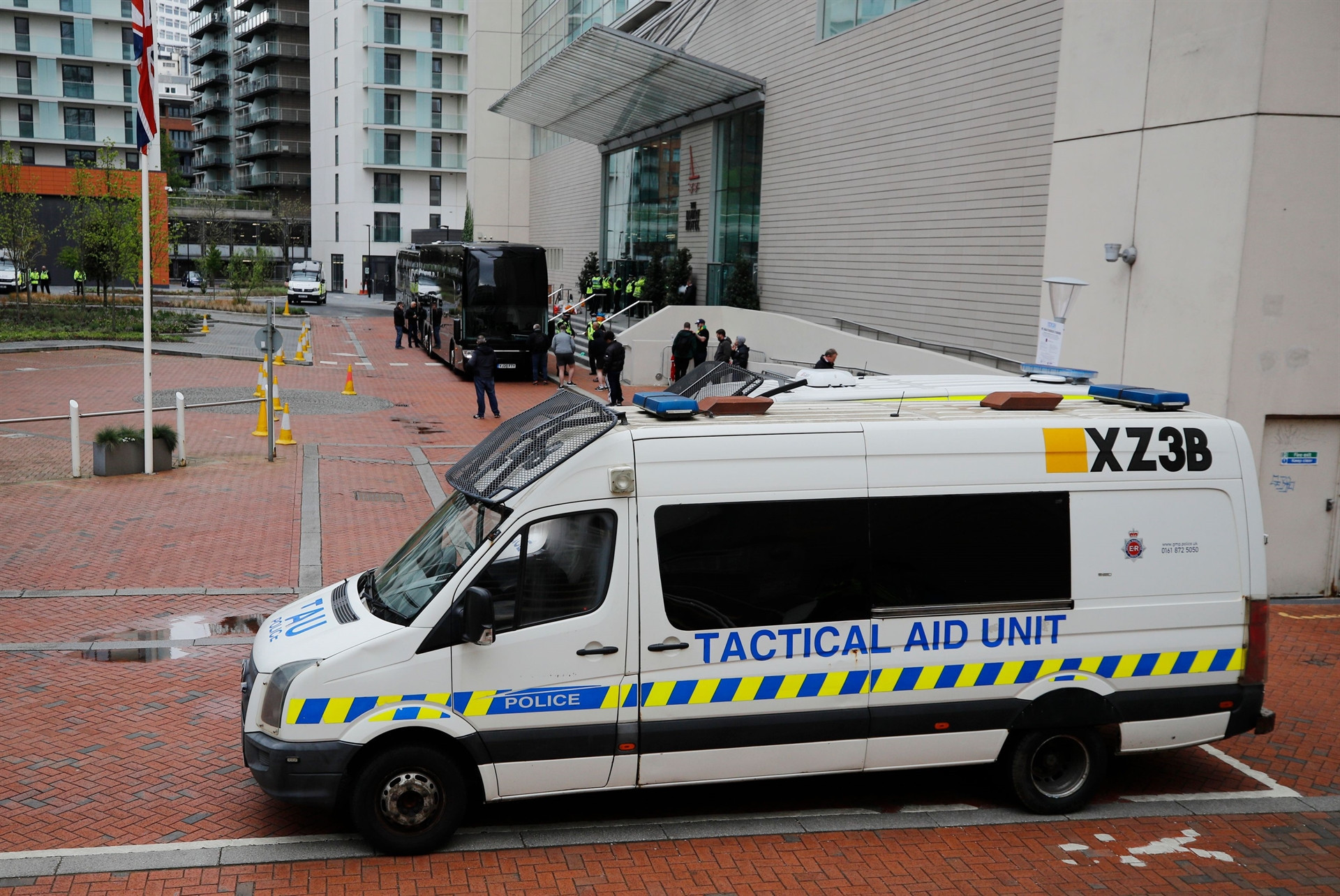 Manchester United taraftarları, Old Trafford Stadına girerek sahayı işgal etti