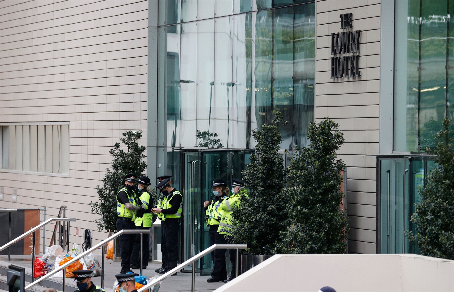 Manchester United taraftarları, Old Trafford Stadına girerek sahayı işgal etti