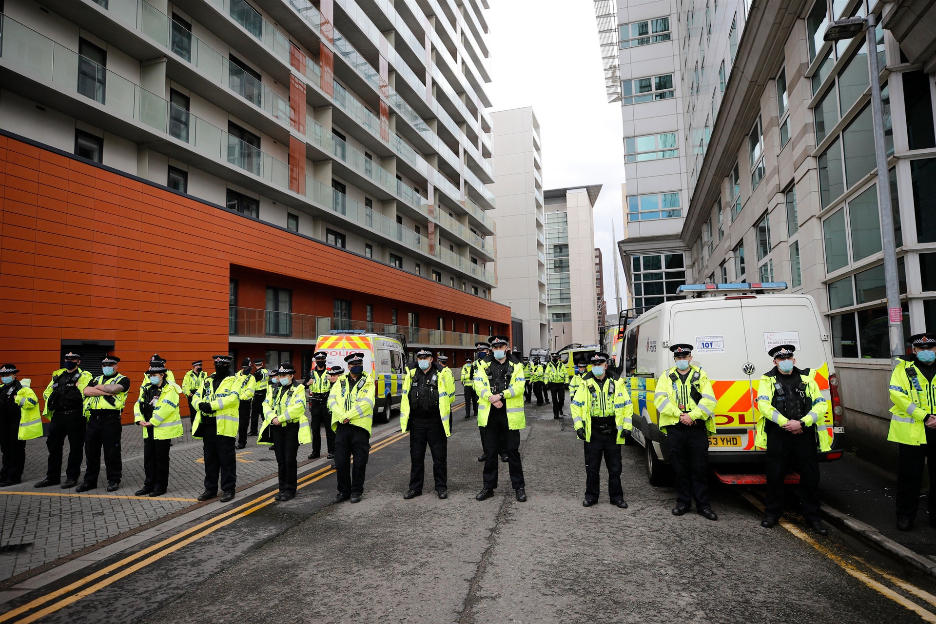 Manchester United taraftarları, Old Trafford Stadına girerek sahayı işgal etti