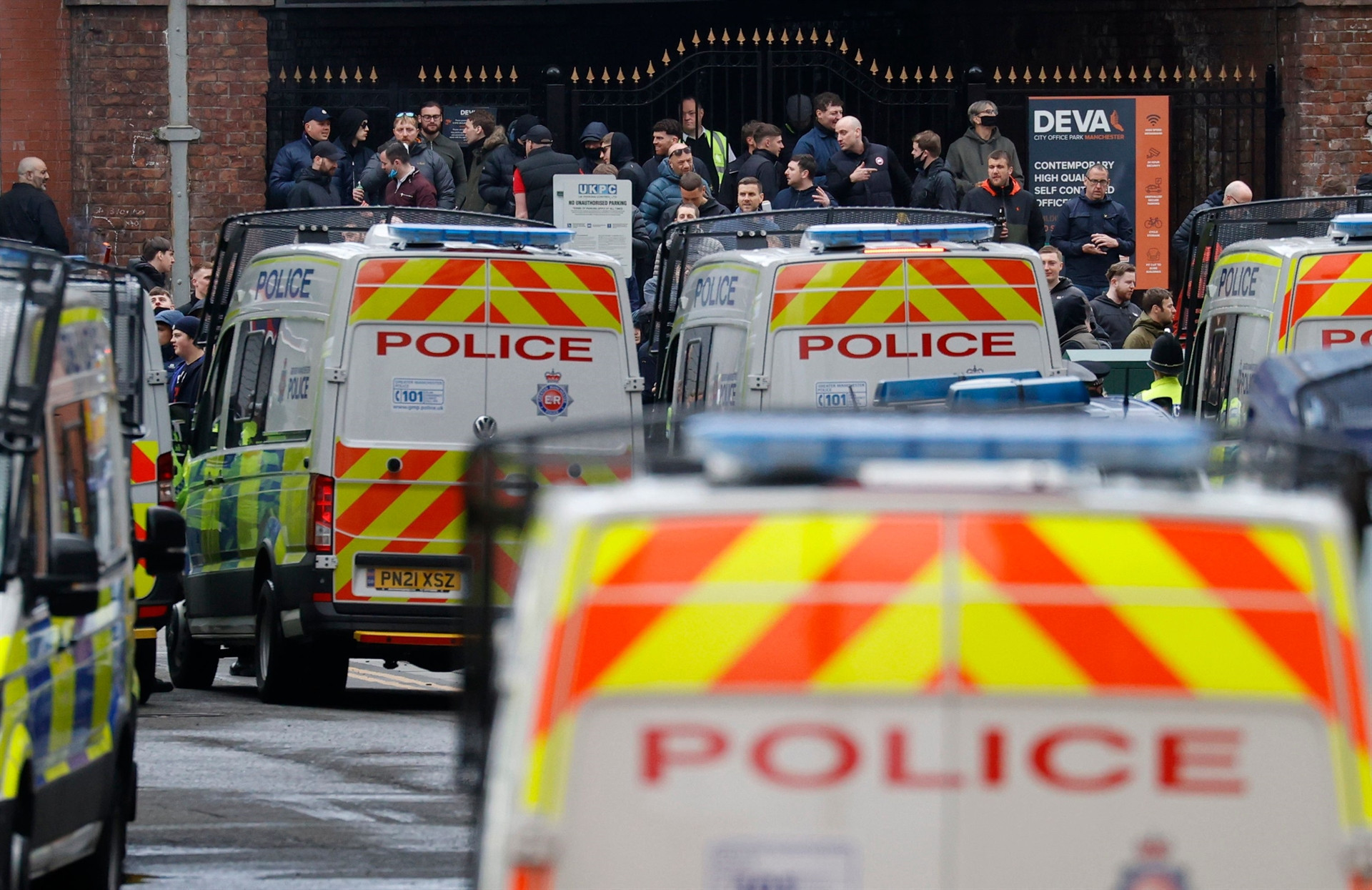 Manchester United taraftarları, Old Trafford Stadına girerek sahayı işgal etti