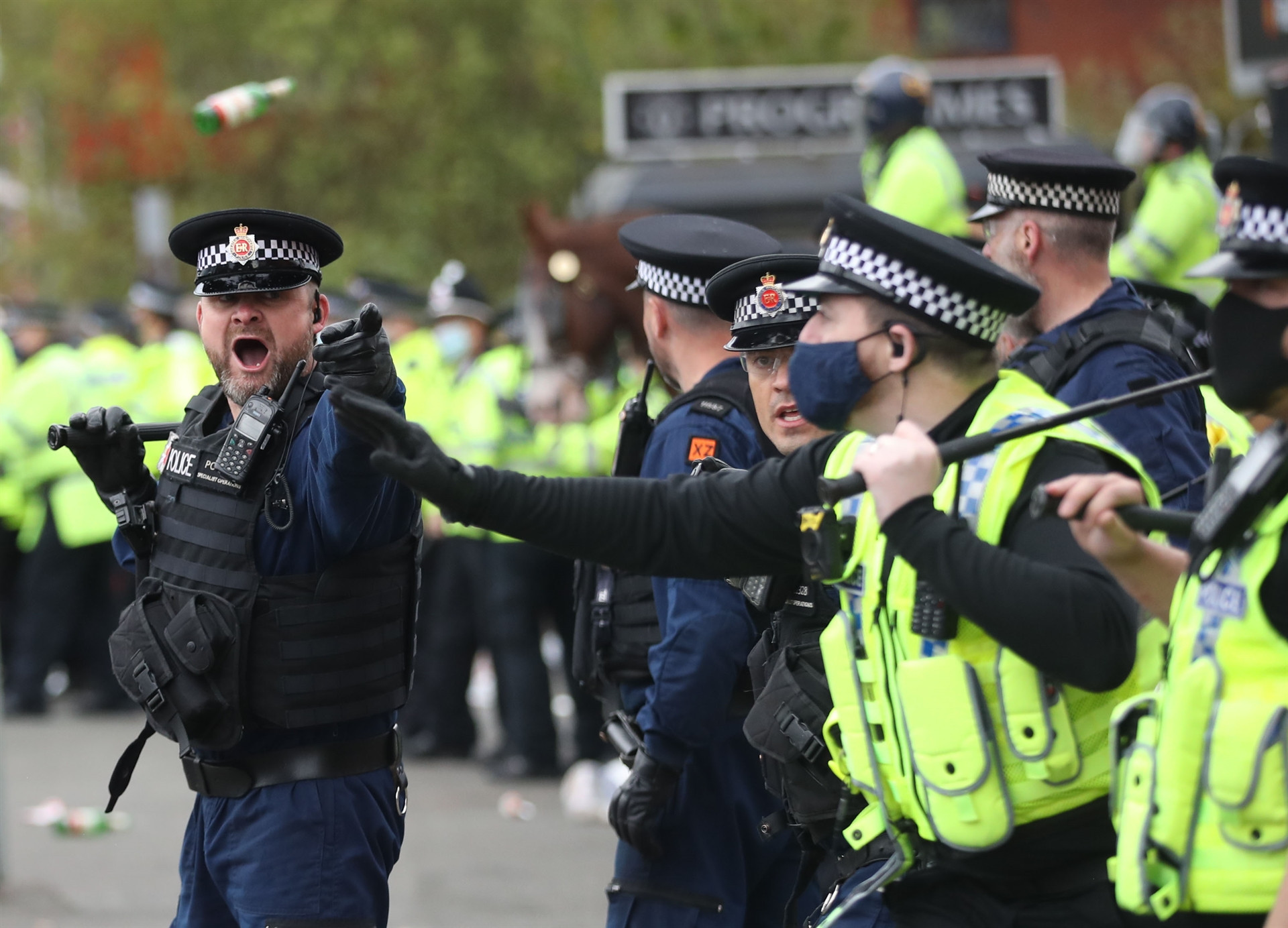 Manchester United taraftarları, Old Trafford Stadına girerek sahayı işgal etti