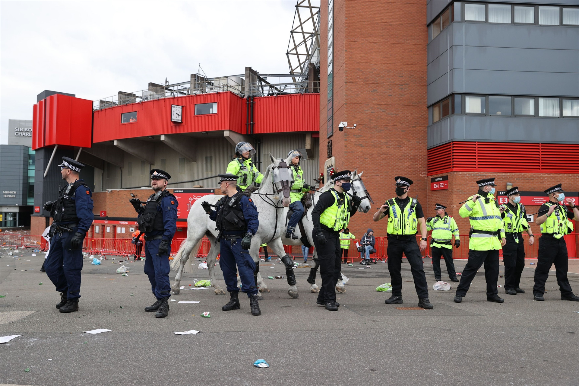 Manchester United taraftarları, Old Trafford Stadına girerek sahayı işgal etti