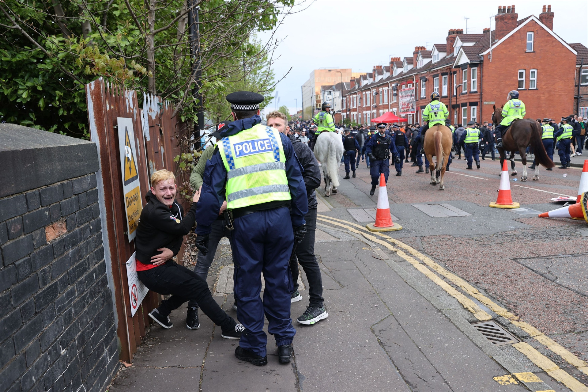 Manchester United taraftarları, Old Trafford Stadına girerek sahayı işgal etti