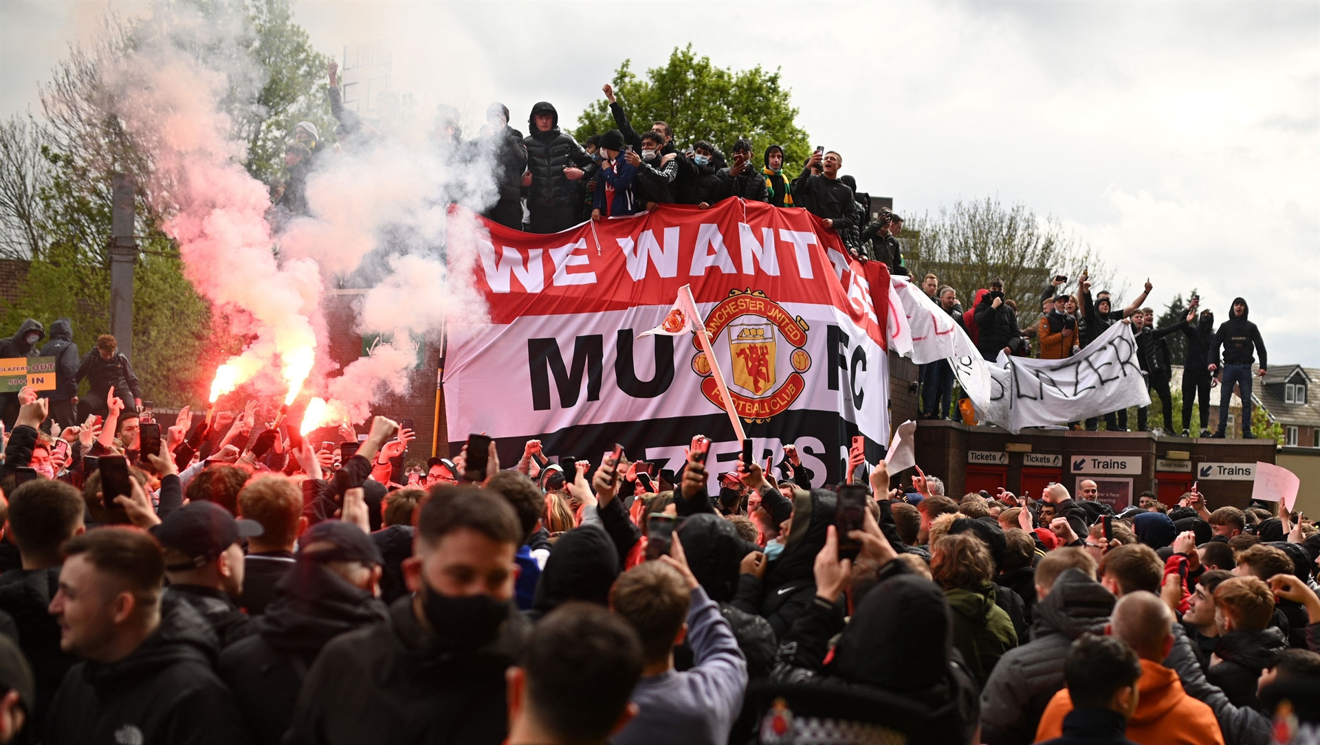 Manchester United taraftarları, Old Trafford Stadına girerek sahayı işgal etti