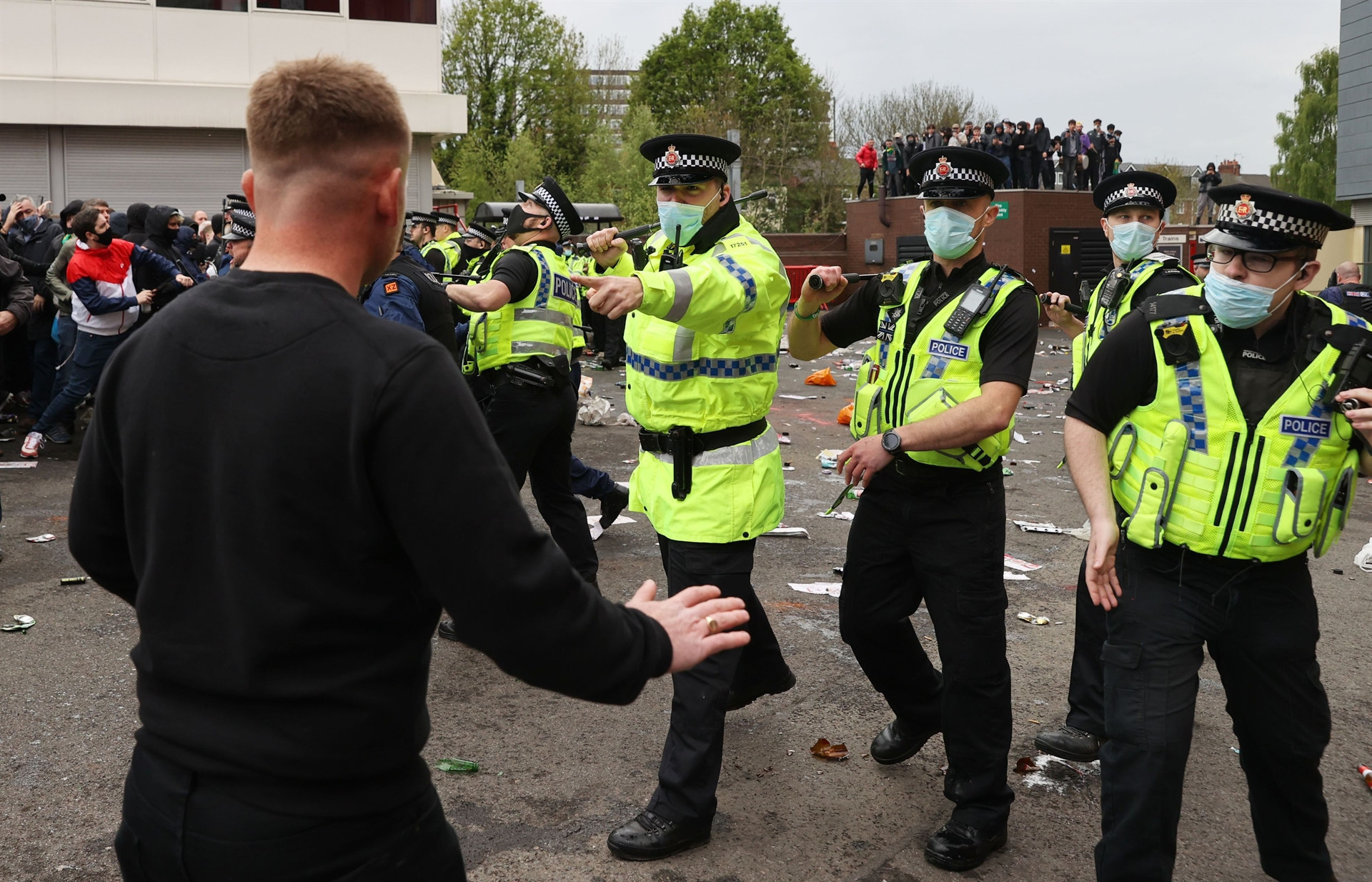 Manchester United taraftarları, Old Trafford Stadına girerek sahayı işgal etti
