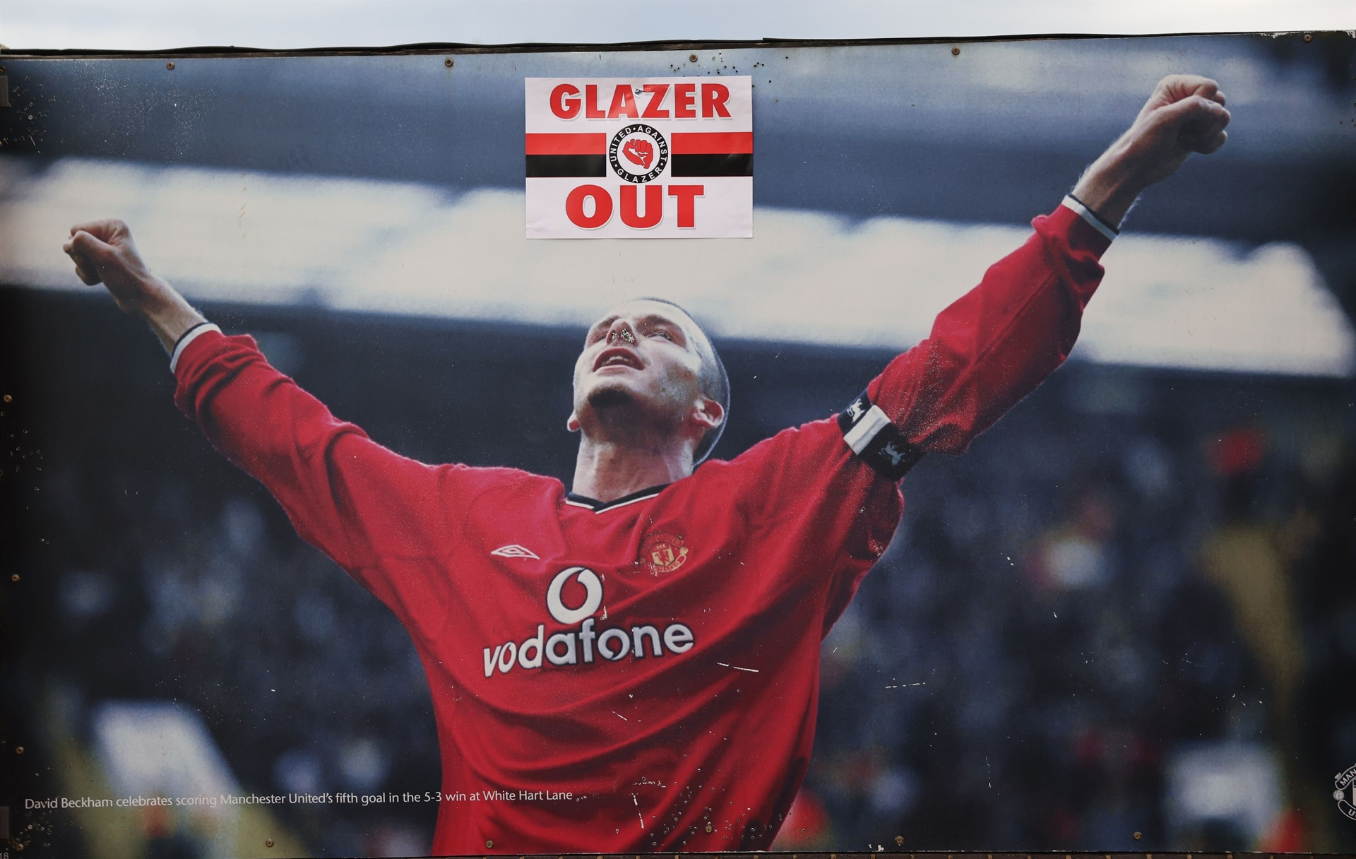 Manchester United taraftarları, Old Trafford Stadına girerek sahayı işgal etti