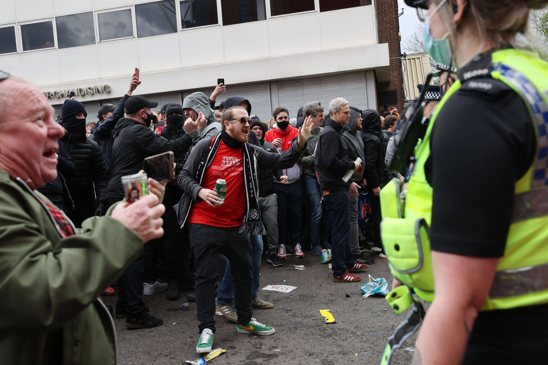 Manchester United taraftarları, Old Trafford Stadına girerek sahayı işgal etti