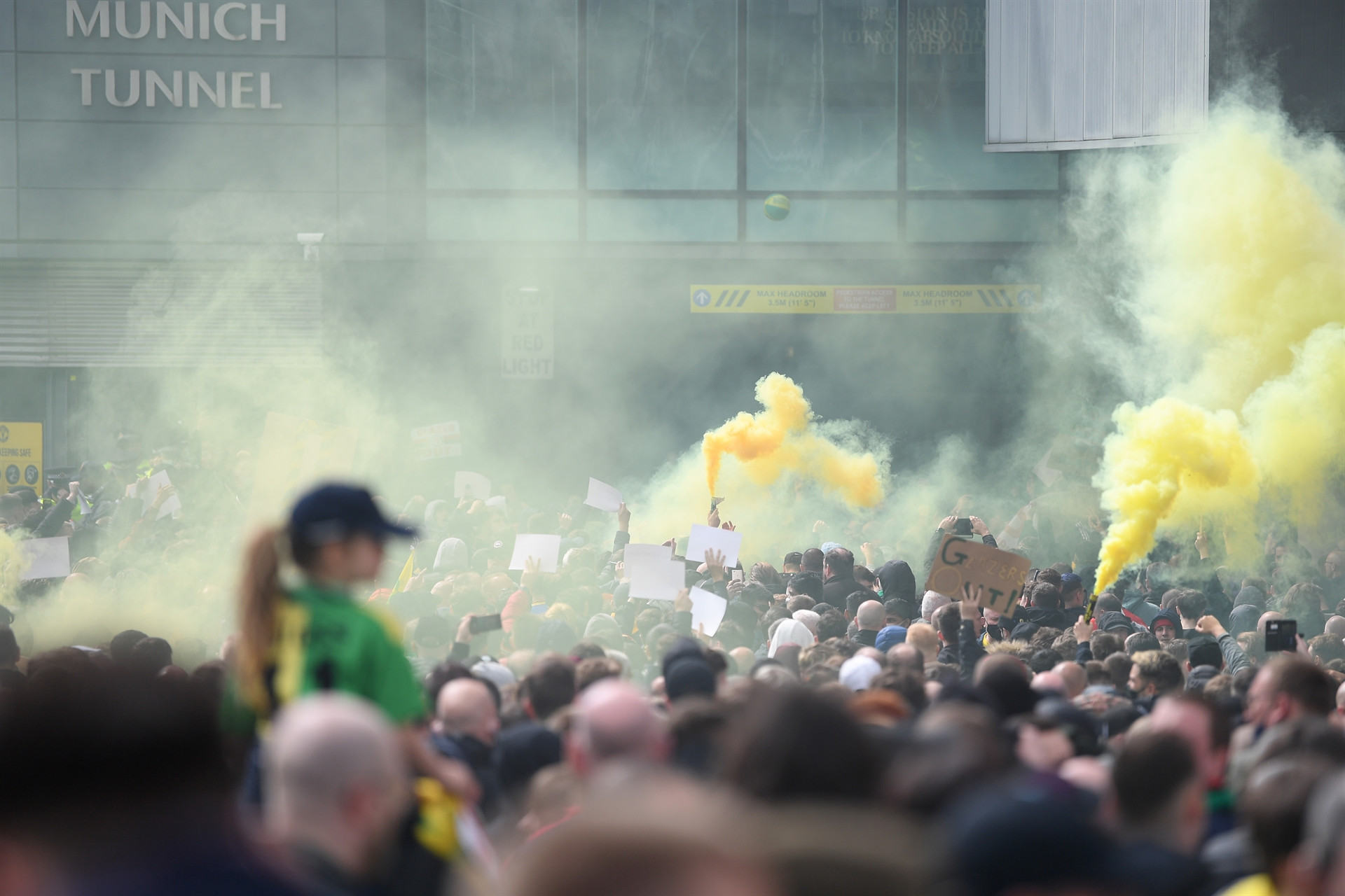 Manchester United taraftarları, Old Trafford Stadına girerek sahayı işgal etti