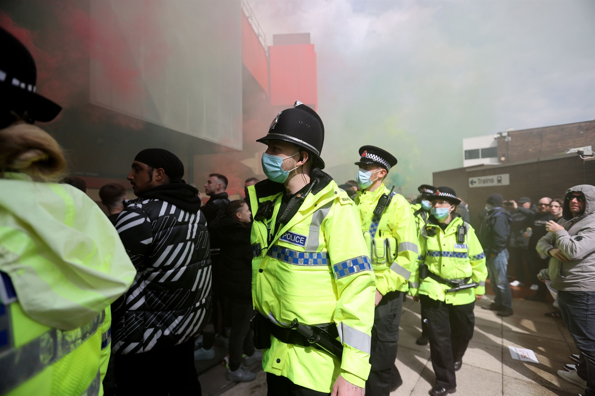 Manchester United taraftarları, Old Trafford Stadına girerek sahayı işgal etti