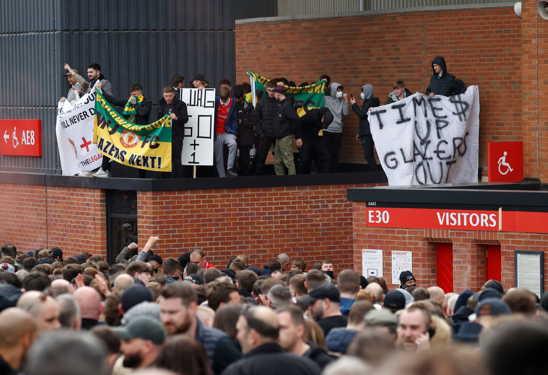Manchester United taraftarları, Old Trafford Stadına girerek sahayı işgal etti