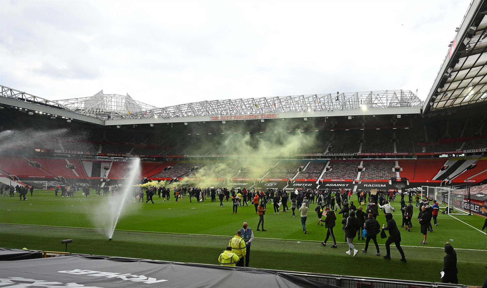 Manchester United taraftarları, Old Trafford Stadına girerek sahayı işgal etti