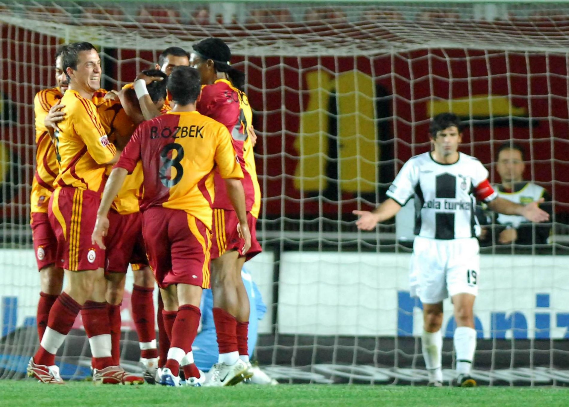 Nostalji - Galatasaray - Beşiktaş derbilerine damga vuran fotoğraflar Nostalji - Galatasaray - Beşiktaş derbilerine damga vuran fotoğraflar