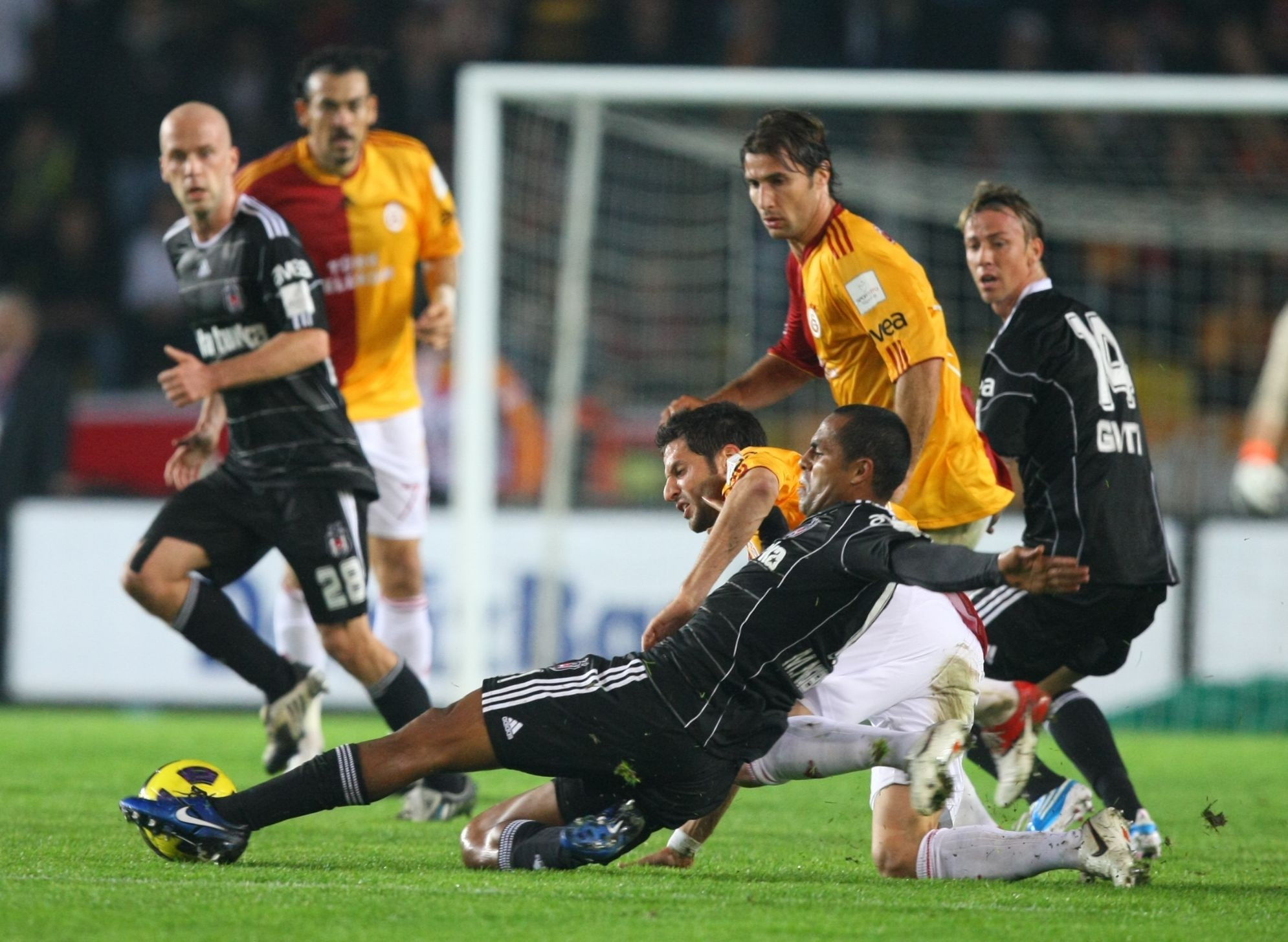 Nostalji - Galatasaray - Beşiktaş derbilerine damga vuran fotoğraflar Nostalji - Galatasaray - Beşiktaş derbilerine damga vuran fotoğraflar