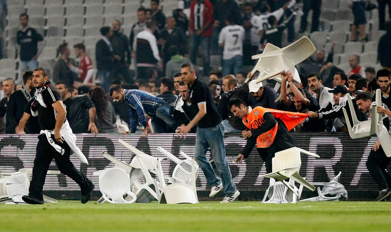 Nostalji - Galatasaray - Beşiktaş derbilerine damga vuran fotoğraflar Nostalji - Galatasaray - Beşiktaş derbilerine damga vuran fotoğraflar
