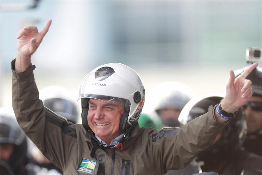 Brezilya Devlet Başkanı Bolsonaro yüzlerce kişiyle bir araya geldi Brezilya Devlet Başkanı Bolsonaro yüzlerce kişiyle bir araya geldi