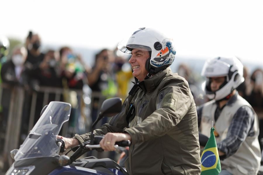 Brezilya Devlet Başkanı Bolsonaro yüzlerce kişiyle bir araya geldi Brezilya Devlet Başkanı Bolsonaro yüzlerce kişiyle bir araya geldi