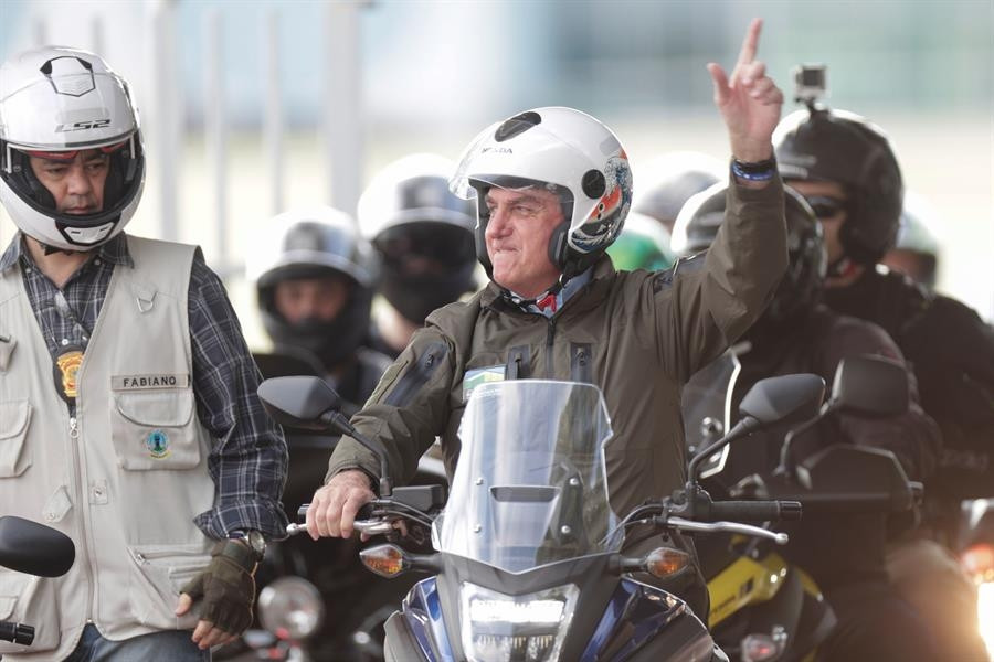 Brezilya Devlet Başkanı Bolsonaro yüzlerce kişiyle bir araya geldi Brezilya Devlet Başkanı Bolsonaro yüzlerce kişiyle bir araya geldi