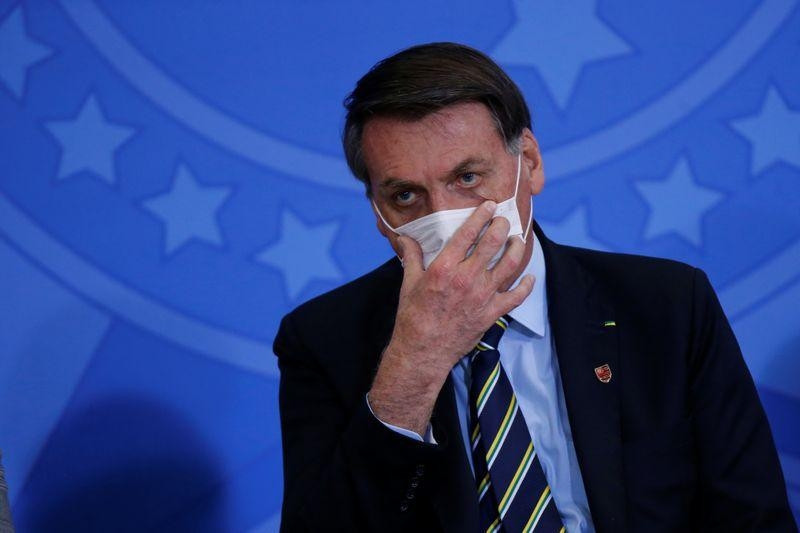 Brezilya Devlet Başkanı Bolsonaro yüzlerce kişiyle bir araya geldi Brezilya Devlet Başkanı Bolsonaro yüzlerce kişiyle bir araya geldi