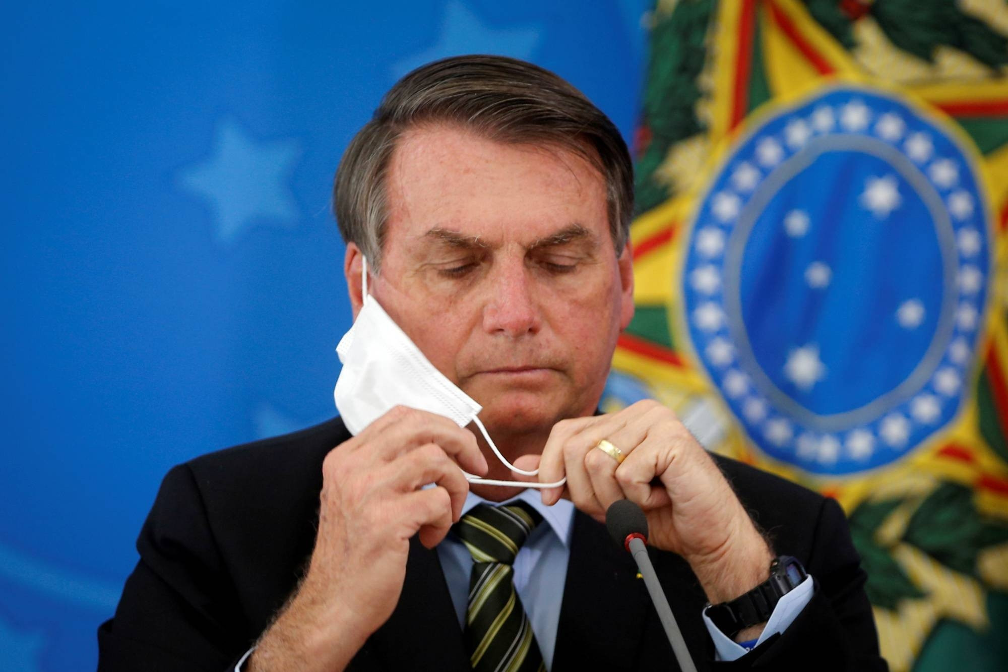 Brezilya Devlet Başkanı Bolsonaro yüzlerce kişiyle bir araya geldi Brezilya Devlet Başkanı Bolsonaro yüzlerce kişiyle bir araya geldi