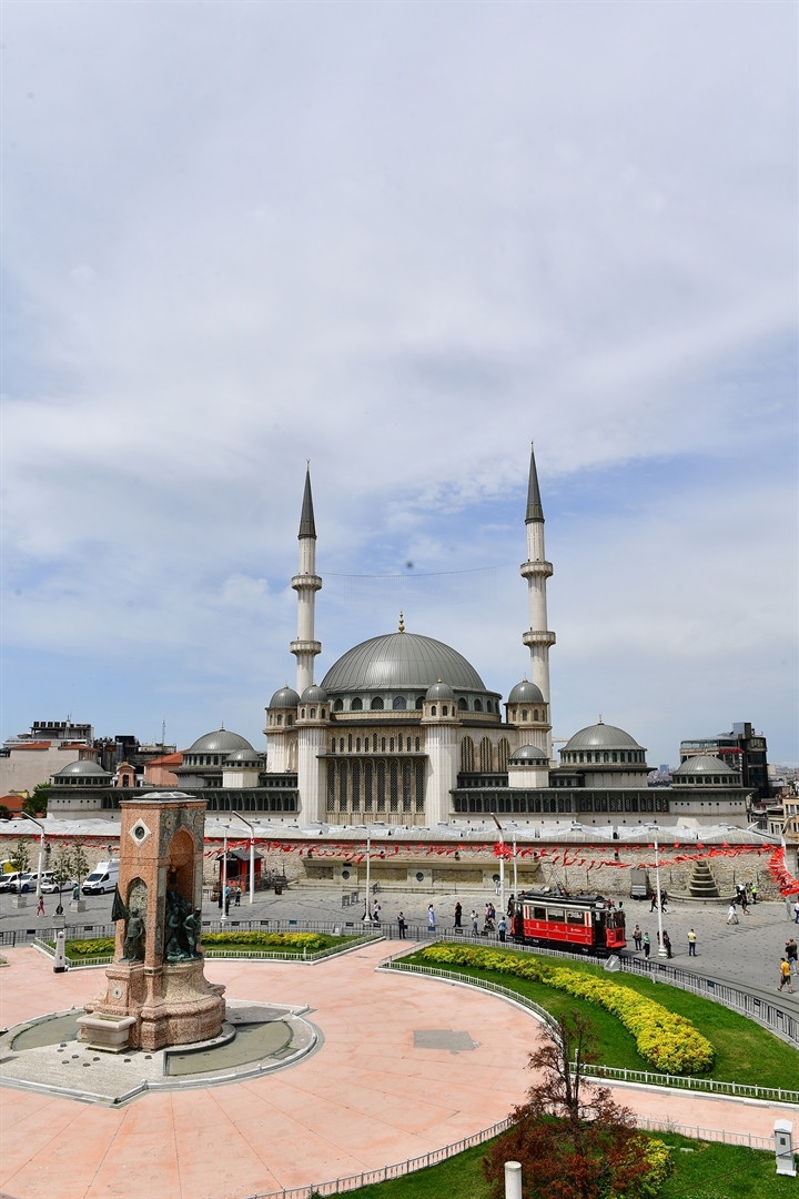 Son dakika... Cumhurbaşkanı Erdoğan 27 yıl önce Taksim Camiini işaret etmişti...