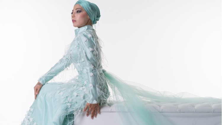 Mavi ve yeşil tonlarında düğün elbiseleri çok moda