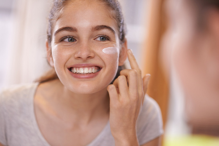 Evde siyah nokta maskesi yapımı Evde siyah nokta maskesi yapımı