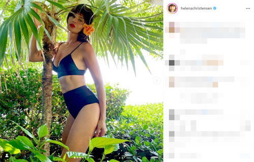 EVİNDE VE BAHÇESİNDE POZ VERDİ