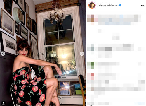 52 yaş pozları: Hem tasarlıyor, hem giyiyor