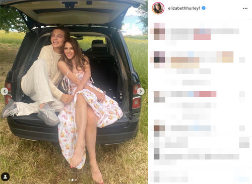 Arabanın bagajında yaz pozları