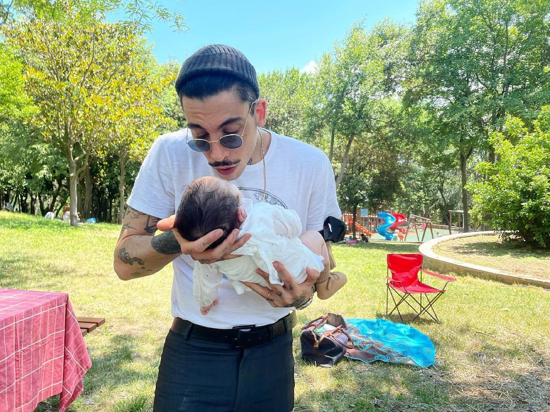 Tolgahan  Sayışman ve Almeda Abazinin kızlarından fotoğraf geldi  İlk buluşma...