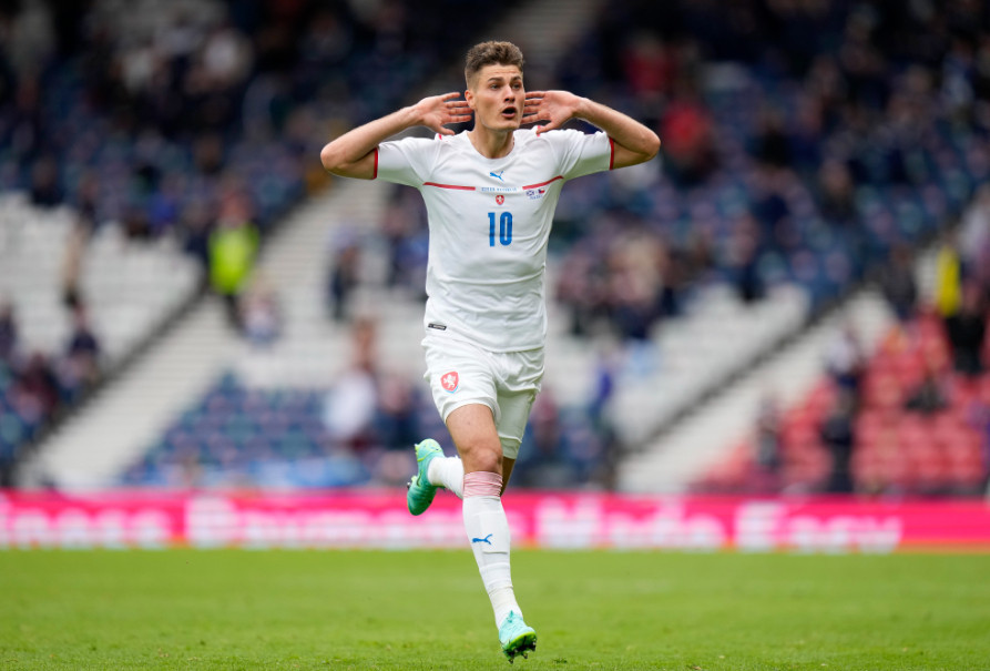 Son Dakika: EURO 2020de Patrick Schick 1980den bu yana en uzak mesafeden atılan gole imza attı (İskoçya - Çekya) Son Dakika: EURO 2020de Patrick Schick 1980den bu yana en uzak mesafeden atılan gole imza attı (İskoçya - Çekya)