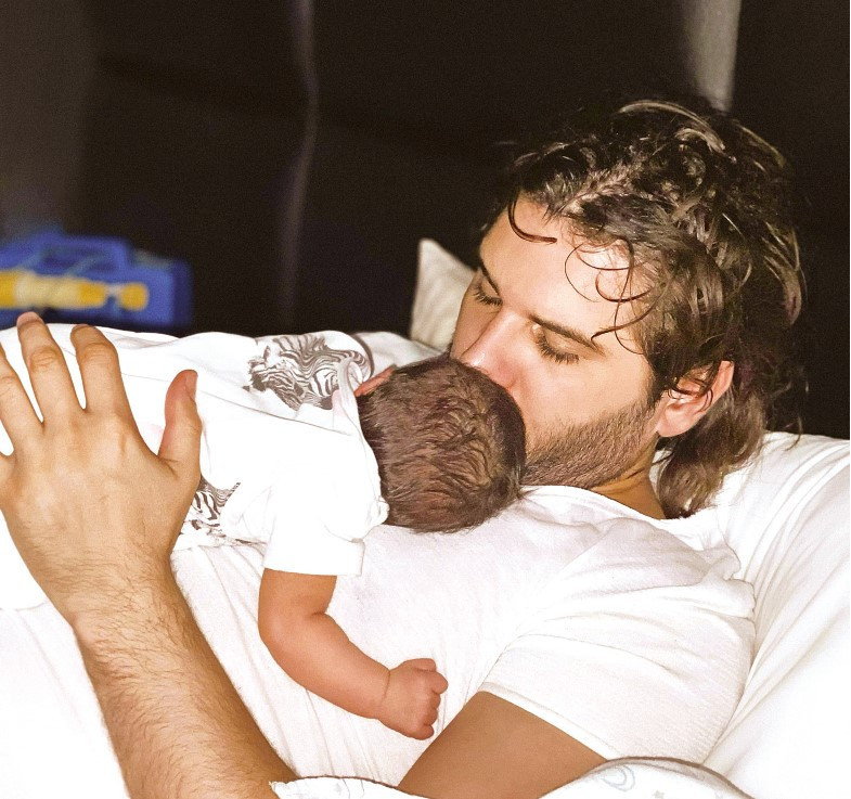 Tolgahan  Sayışman ve Almeda Abazinin kızlarından fotoğraf geldi  İlk buluşma...