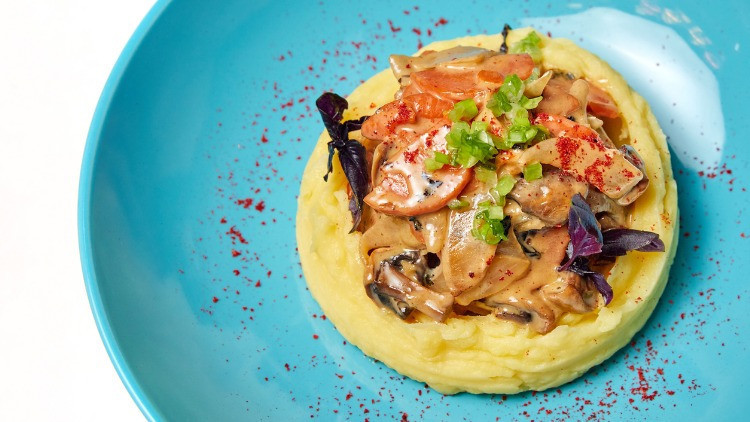 Püre yatağında saray yahni nasıl yapılır Gelinim Mutfakta püre yatağında saray yahni tarifi