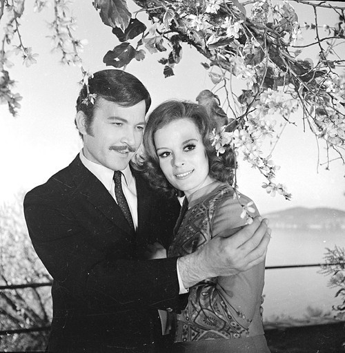 TİYATROLAR GÜNÜNDE DOĞDU