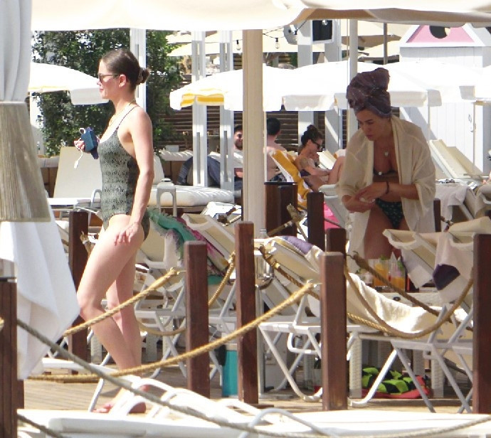 Burcu Biricik,  Ecem Özkaya, Emre Altuğ, Bergüzar Korel... Ünlüler tatilde