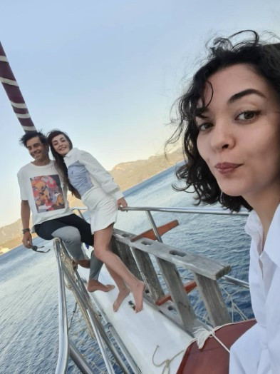 Ünlü oyuncu kardeşi ile fotoğrafını paylaştı... Benziyor muyuz