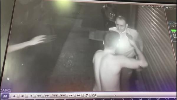 Bekçinin başına silah doğrulttu O anlar görüntülendi