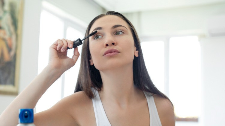 Kirpikleri ovalamaktan veya çekmekten kaçının