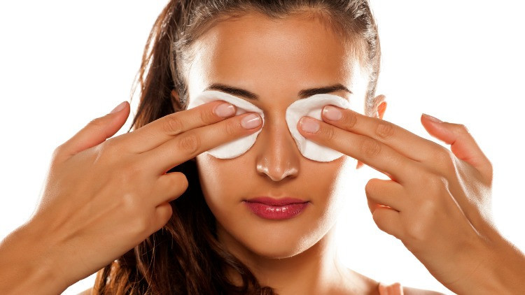 Maskarayı yumuşatmak için sıcak pamuğu kirpiklerinize sürün