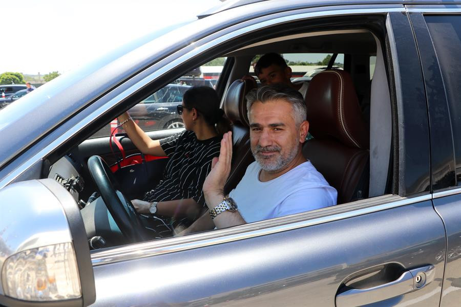 Araç kuyruğunun ucu bucağı görünmüyor... Gurbetçiler akın akın geliyor