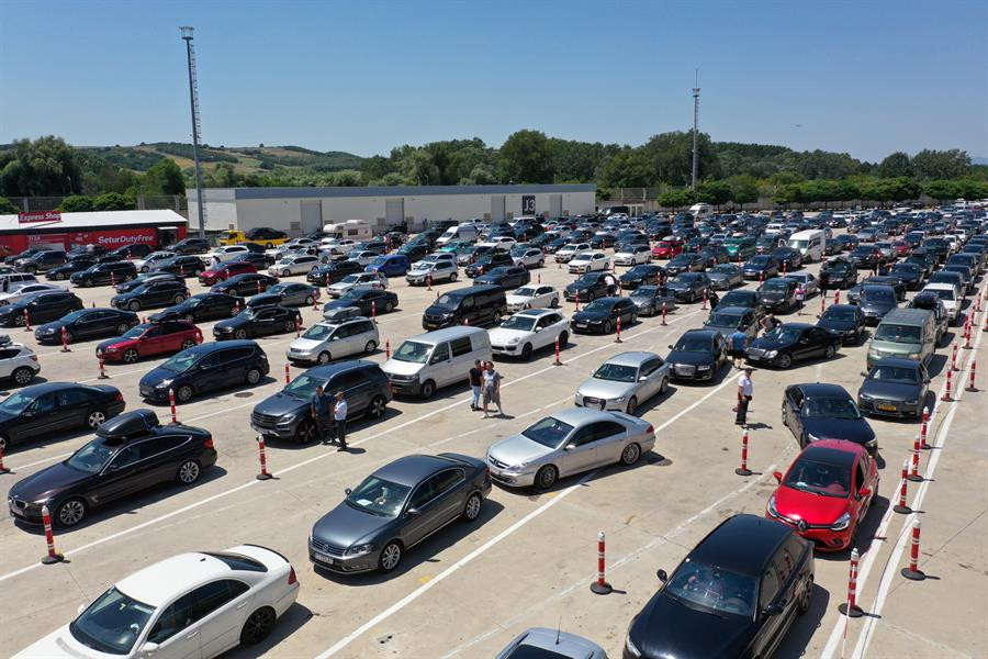 Araç kuyruğunun ucu bucağı görünmüyor... Gurbetçiler akın akın geliyor