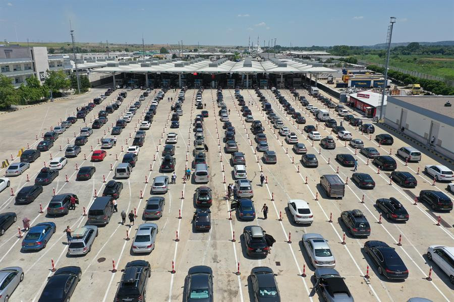 Araç kuyruğunun ucu bucağı görünmüyor... Gurbetçiler akın akın geliyor