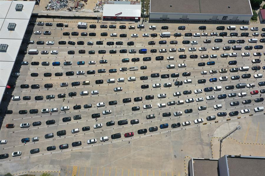 Araç kuyruğunun ucu bucağı görünmüyor... Gurbetçiler akın akın geliyor