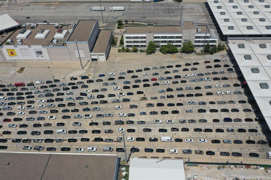 Araç kuyruğunun ucu bucağı görünmüyor... Gurbetçiler akın akın geliyor