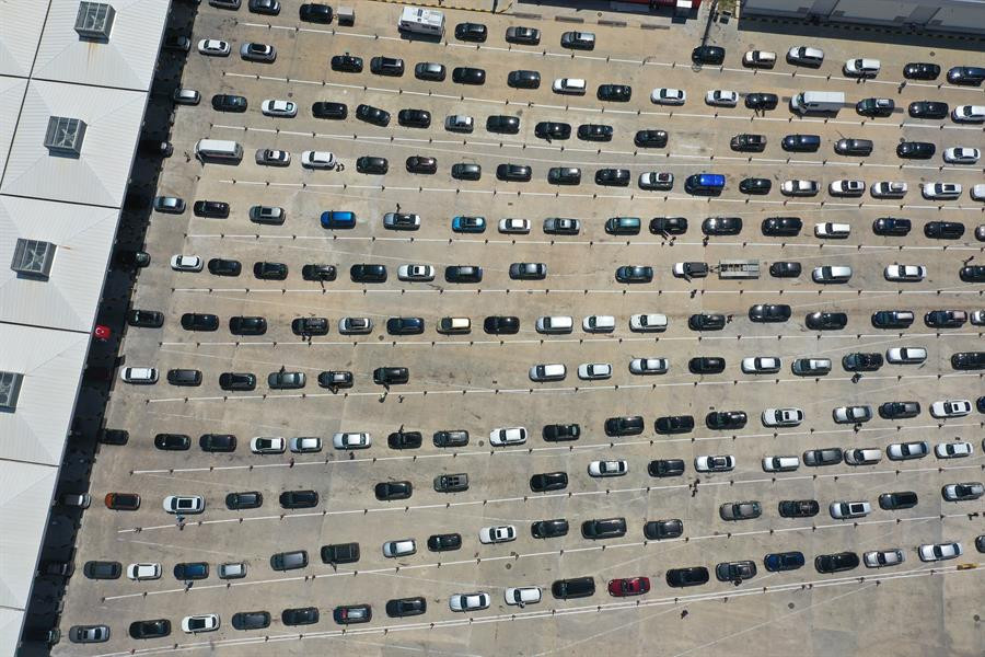 Araç kuyruğunun ucu bucağı görünmüyor... Gurbetçiler akın akın geliyor