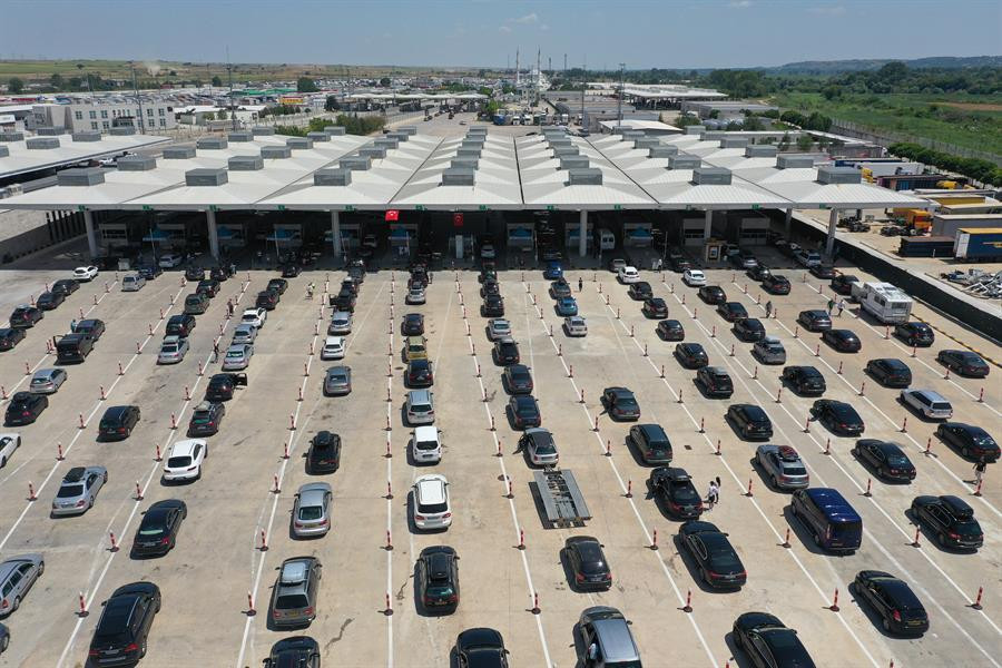 Araç kuyruğunun ucu bucağı görünmüyor... Gurbetçiler akın akın geliyor